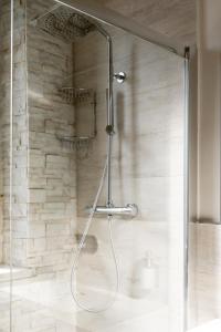 テーラモにあるLa Finestra sul Castelloの浴室のガラス扉付きシャワー