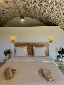 une chambre avec un grand lit avec deux serviettes dessus dans l'établissement Suite du Domaine Marquiliani, à Fautea