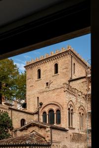 テーラモにあるLa Finestra sul Castelloの青い空を背景にした高いレンガ造りの建物
