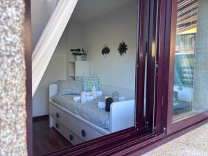 a childs room with a couch and a window at Descanso Sol y Mar O Grove in O Grove +35 photos