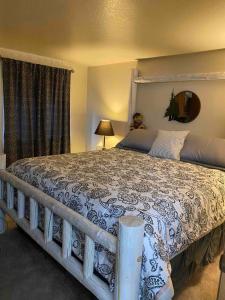 een slaapkamer met een groot bed met een grote sprei bij Cozy Bear Condo in Brian Head +29 foto's