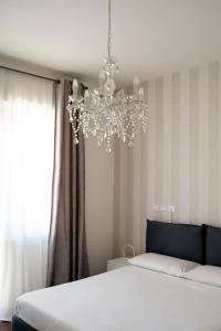 テーラモにあるLa Finestra sul Castelloのベッドとシャンデリアのある寝室 +27枚の写真