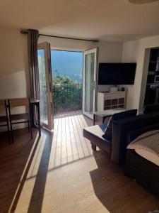 ein Wohnzimmer mit einer Glasschiebetür zu einem Balkon in der Unterkunft Rock Ridge Villa in Abertillery