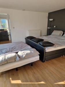 zwei nebeneinander stehende Betten in einem Schlafzimmer in der Unterkunft Rock Ridge Villa in Abertillery