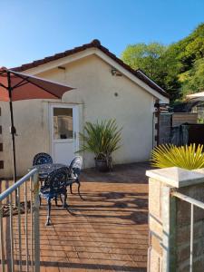 ein Haus mit zwei Pfauen, die auf einer Terrasse stehen in der Unterkunft Rock Ridge Villa in Abertillery