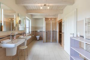 Ένα μπάνιο στο Fischerhuus +43 φωτογραφίες