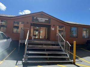 een gebouw met een trap naar de ingang van een gebouw bij Cozy Bear Condo in Brian Head