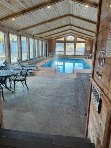 een zwembad met tafels en stoelen in een gebouw bij Cozy Bear Condo in Brian Head