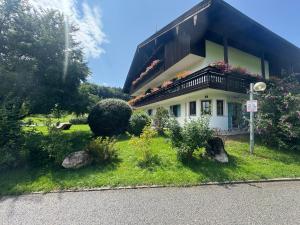 Casa con balcón en un lateral de la carretera en ciao-aschau Gschwendtnerhof Ap20 Bunk, en Aschau