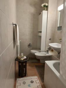 a bathroom with a sink and a toilet and a tub at Champel Cozy Studio in Geneva