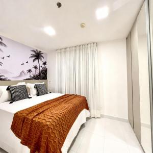 une chambre avec un grand lit et une fenêtre dans l'établissement Metropolitan Barcelona Flamboyant Autódromo Serra Dourada Aeroporto 6 hospedes 2 garagens 3 ares condicionados, à Goiânia