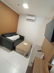 une petite chambre avec un lit et une télévision dans l'établissement Metropolitan Barcelona Flamboyant Autódromo Serra Dourada Aeroporto 6 hospedes 2 garagens 3 ares condicionados, à Goiânia