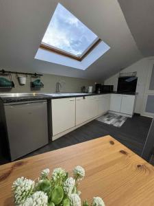 Kuchyň nebo kuchyňský kout v ubytování Le meuble du pont