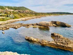 クーリエリにあるVista mozzafiato e terrazza panoramica -Il Sogno-の海中の岩場の海辺の空中景色