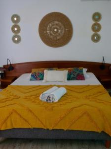 une chambre avec un lit avec deux serviettes dessus dans l'établissement L'oasis, à Grand-Bourg