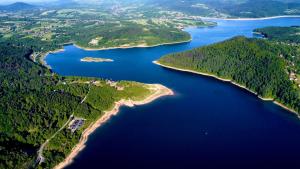 an aerial view of a group of islands in a lake at Muchatki domki z sauną in Zagórze