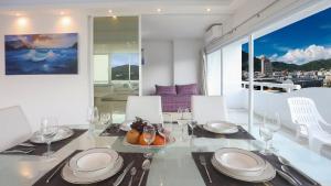 パトンビーチにあるPATONG TOWER FAMILY's APARTMENTS 2026の市街の景色を望むダイニングルーム(テーブル付)