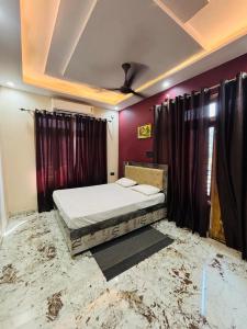 Ένα ή περισσότερα κρεβάτια σε δωμάτιο στο Hotel Pramod Garden