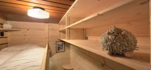ein Schlafzimmer mit einem Bett und einem Stofftier auf einem Regal in der Unterkunft Le Petit Cocon - Proche des pistes - Alp'in C in Châtel