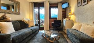 ein Wohnzimmer mit Sofa und Tisch in der Unterkunft Le Petit Cocon - Proche des pistes - Alp'in C in Châtel