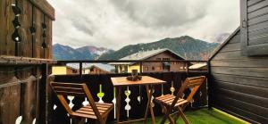 Ein Tisch und Stühle auf einem Balkon mit Aussicht in der Unterkunft Le Petit Cocon - Proche des pistes - Alp'in C in Châtel