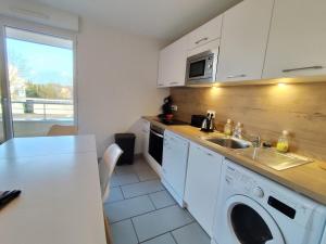 Kuchyň nebo kuchyňský kout v ubytování La Fraternité, 4 chambres, 2 parkings, 2 salle d'eau, WIFI + 8 fotografií