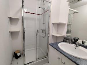 Koupelna v ubytování La Fraternité, 4 chambres, 2 parkings, 2 salle d'eau, WIFI