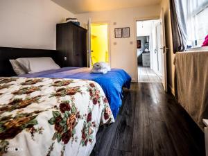 ストーク・オン・トレントにあるEn-suite 2 Woodhouse, private bath, 2 kitchenのベッドルーム1室(花柄のベッドカバー付)