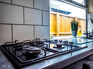 ストーク・オン・トレントにあるEn-suite 2 Woodhouse, private bath, 2 kitchenのシンクの横にあるキッチン(コンロ付)