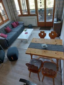 un salon avec un canapé et une table dans l'établissement Ferienwohnung Aragon M88, à Ernen