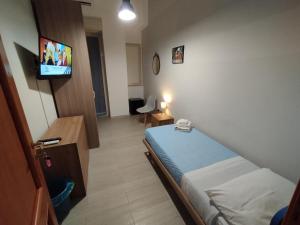 een hotelkamer met een bed en een tv bij GiGi Affittacamere in Siracusa