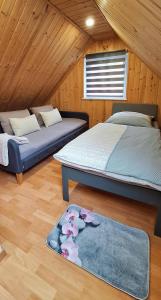two beds in a room with a rug at Ferienhuette in Altfriesack
