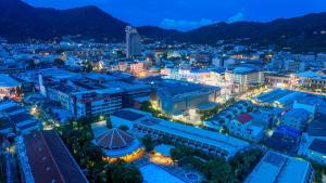 パトンビーチにあるPATONG TOWER FAMILY's APARTMENTS 2026の夜の街の航空写真