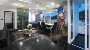 パトンビーチにあるPATONG TOWER FAMILY's APARTMENTS 2026のソファとテーブルのあるリビングルーム