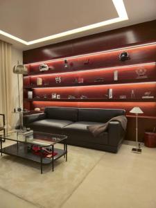 Χώρος καθιστικού στο The F1 Scene Designer Apartment With120 Inch