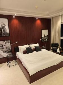 Μια τηλεόραση ή/και κέντρο ψυχαγωγίας στο The F1 Scene Designer Apartment With120 Inch