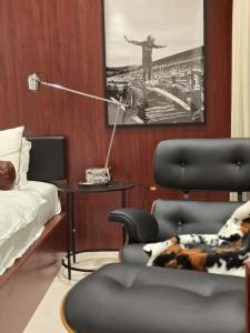 Χώρος καθιστικού στο The F1 Scene Designer Apartment With120 Inch