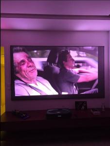 Μια τηλεόραση ή/και κέντρο ψυχαγωγίας στο The F1 Scene Designer Apartment With120 Inch