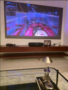 Μια τηλεόραση ή/και κέντρο ψυχαγωγίας στο The F1 Scene Designer Apartment With120 Inch +26 φωτογραφίες