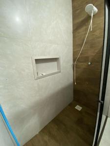 une cabine de douche avec une fenêtre dans le mur dans l'établissement Apartamento completo, central AP Cerrado Mineiro, à Araxá 4 autres photos