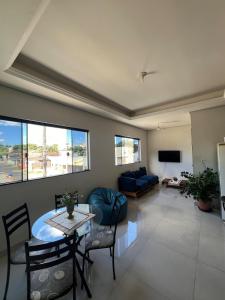 un salon avec une table et un canapé dans l'établissement Apartamento completo, central AP Cerrado Mineiro, à Araxá
