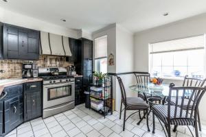 Kuchyň nebo kuchyňský kout v ubytování Amazing private single family house