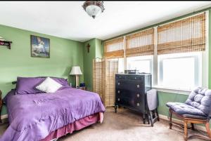 Postel nebo postele na pokoji v ubytování Amazing private single family house