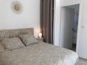 a bedroom with a bed and a mirror on the wall at La Cigale Et La Fourmi in Les Taillades