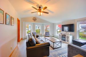 Una sala de estar con un sofá y un ventilador de techo. en Comfortable Lincoln Home Walk to Main Street!, en Lincoln