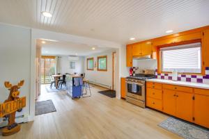 Una cocina con gabinetes de madera y un comedor. en Comfortable Lincoln Home Walk to Main Street!, en Lincoln 30 fotos más