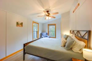 Un dormitorio con una cama y un ventilador de techo. en Comfortable Lincoln Home Walk to Main Street!, en Lincoln