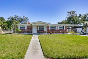 a red brick house with a grass yard at 5 Mi Circle B Bar Reserve Lakeland Getaway! in Lakeland