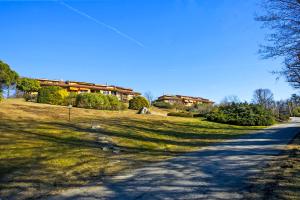 CissanoにあるResidenza San Martinoの道路付畑側の家