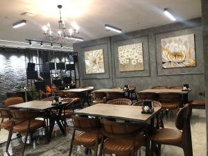 a restaurant with tables and chairs in a room at Edirne Gezgin Hotel in Edirne